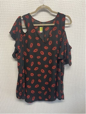NWOT‎ Torrid Black/Red Lips Print Cold Shoulder V-Neck Blouse Women 2X